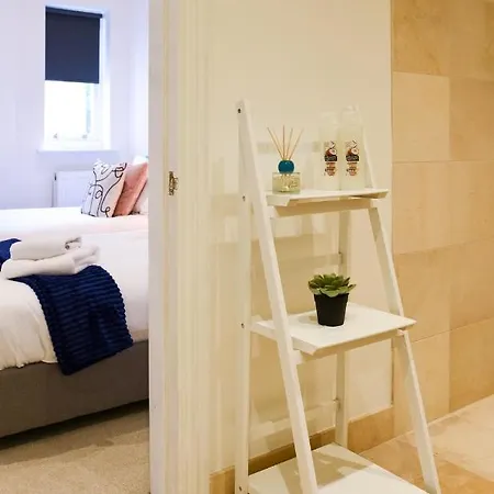 3-bedroom Lower Ground Flat In Town Centre شقة