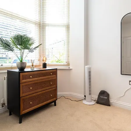 3-bedroom Lower Ground Flat In Town Centre * ناريسبورو