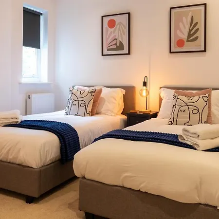 3-bedroom Lower Ground Flat In Town Centre شقة