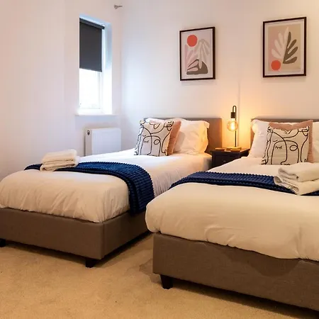 3-bedroom Lower Ground Flat In Town Centre * ناريسبورو