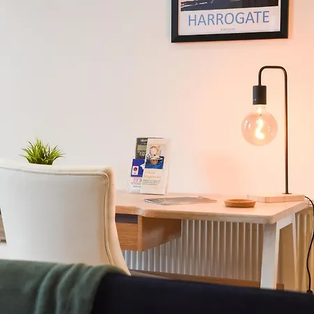 Traditional, 3-bedroom Lower Ground Flat In Town Centre 내어스버러