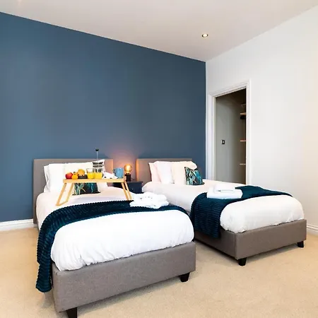 Apartment 3-bedroom Lower Ground Flat In Town Centre *