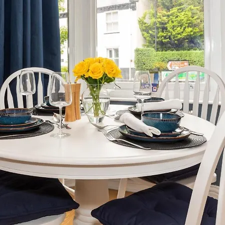 3-bedroom Lower Ground Flat In Town Centre Apartment *