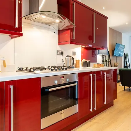 3-bedroom Lower Ground Flat In Town Centre *