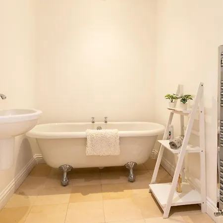 Apartment 3-bedroom Lower Ground Flat In Town Centre