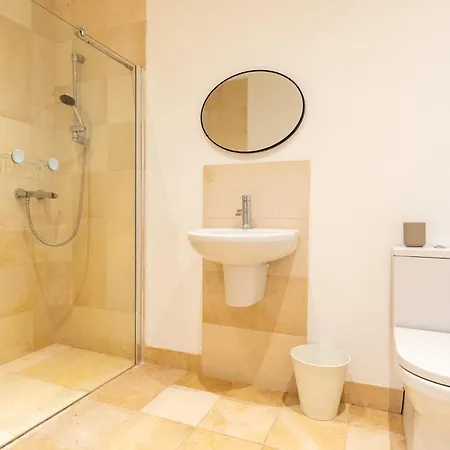 3-bedroom Lower Ground Flat In Town Centre Apartment