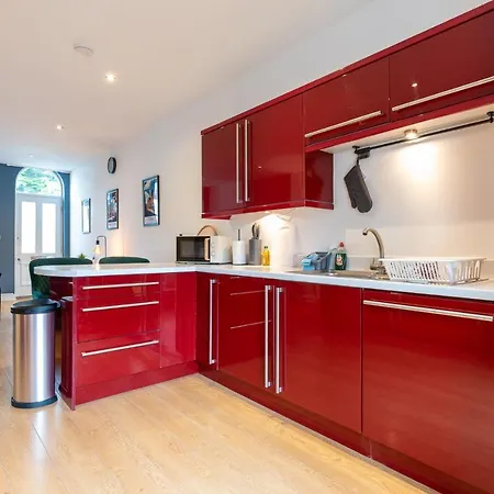 3-bedroom Lower Ground Flat In Town Centre Apartment *
