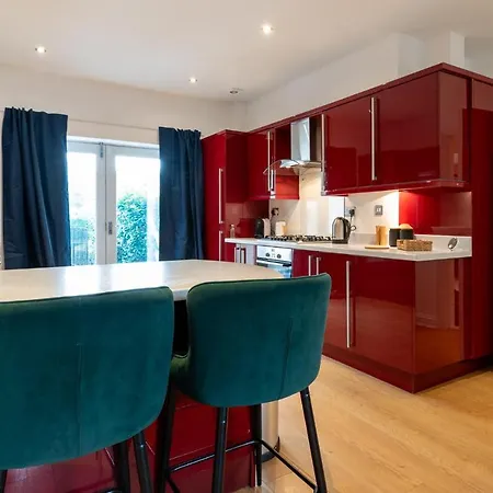 Apartment 3-bedroom Lower Ground Flat In Town Centre