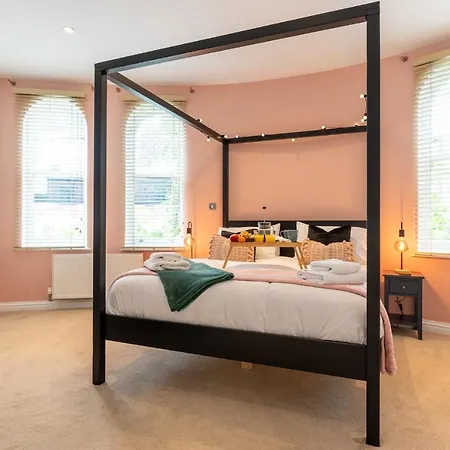 3-bedroom Lower Ground Flat In Town Centre *