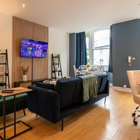 3-bedroom Lower Ground Flat In Town Centre Apartment