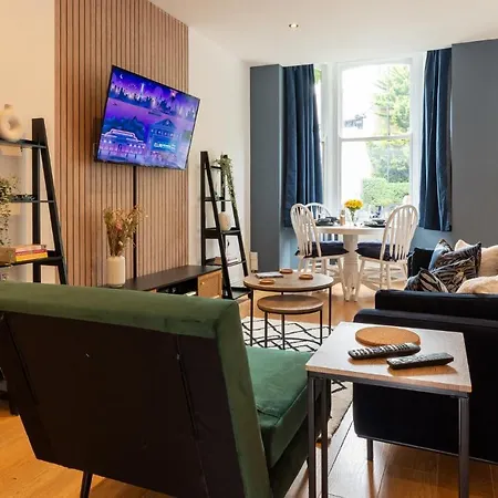 Apartment 3-bedroom Lower Ground Flat In Town Centre *