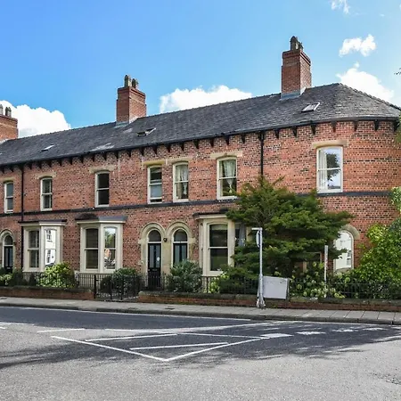 3-bedroom Lower Ground Flat In Town Centre Apartment