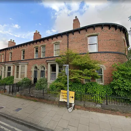 Apartment 3-bedroom Lower Ground Flat In Town Centre *